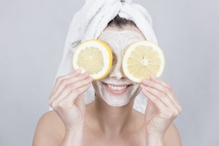 lemons-on-eyes-to-heal-acne-scars