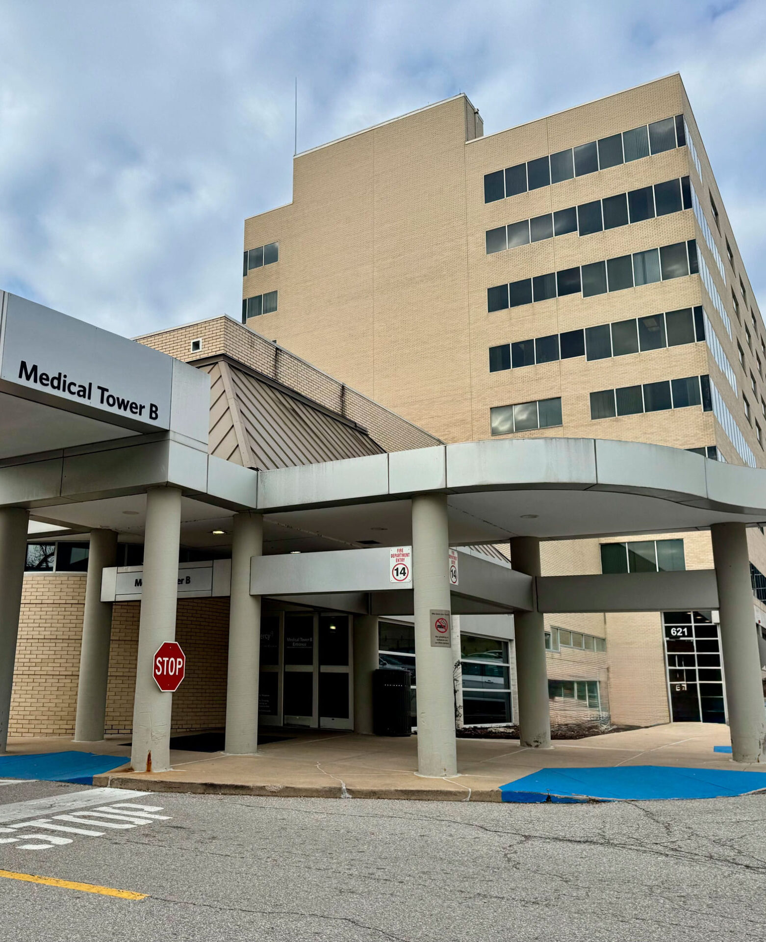  https://vitalskinderm.com/wp-content/uploads/2021/08/VitalSkin-Dermatology-St.-Louis-Creve-Coeur-4-scaled-e1777061682570.jpg 